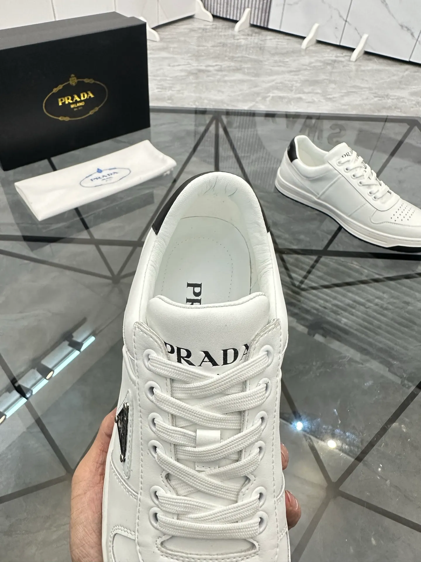 Men's shoes: 💰P400¥ Product trademark: Prada *"Prada*" low-top casual shoes Regular size: 38-44 (can be customized to 45) Product materials: imported cowhide upper, sheepskin lining, original outsole. Number: 020